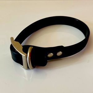 Dog collar in black.